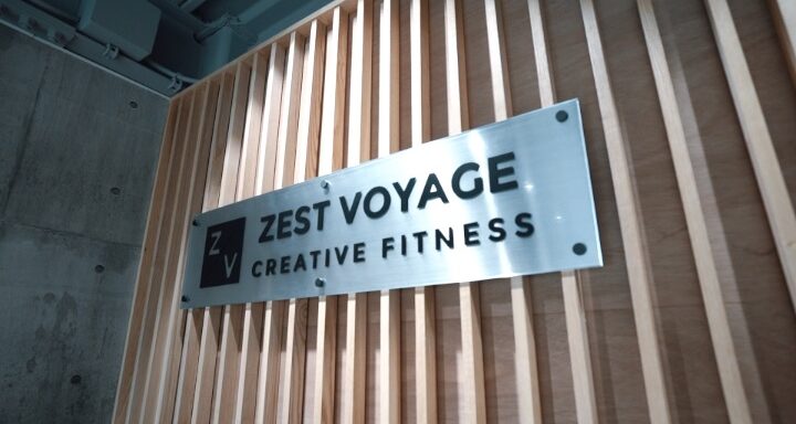 ZESTVOYAGEの看板