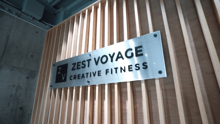 ZESTVOYAGEの看板